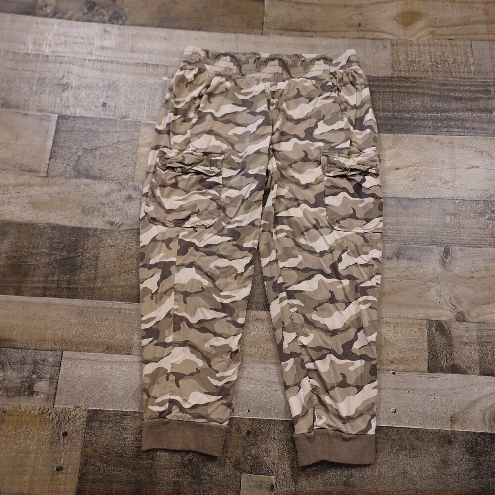 Torrid Relaxed Fit Cargo Jogger Women’s 00 Camo Cropped 22” Inseam